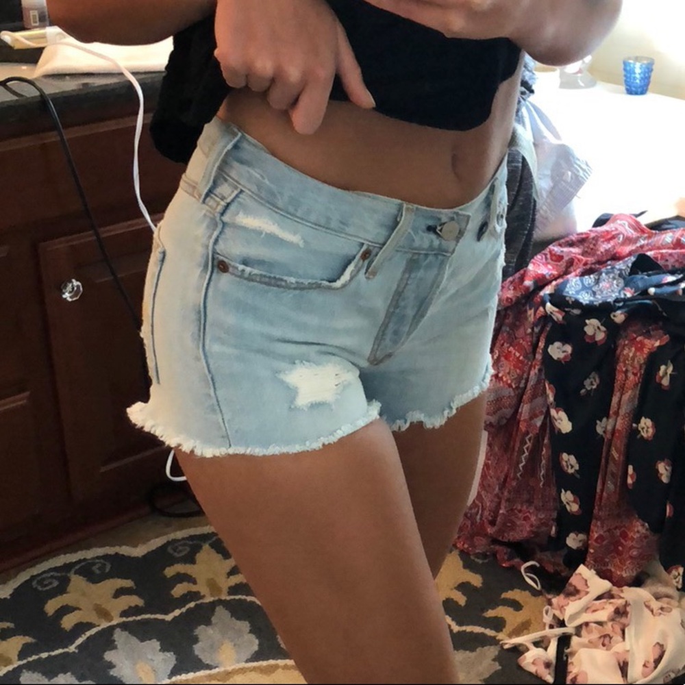 Light Wash LEVI Shorts!